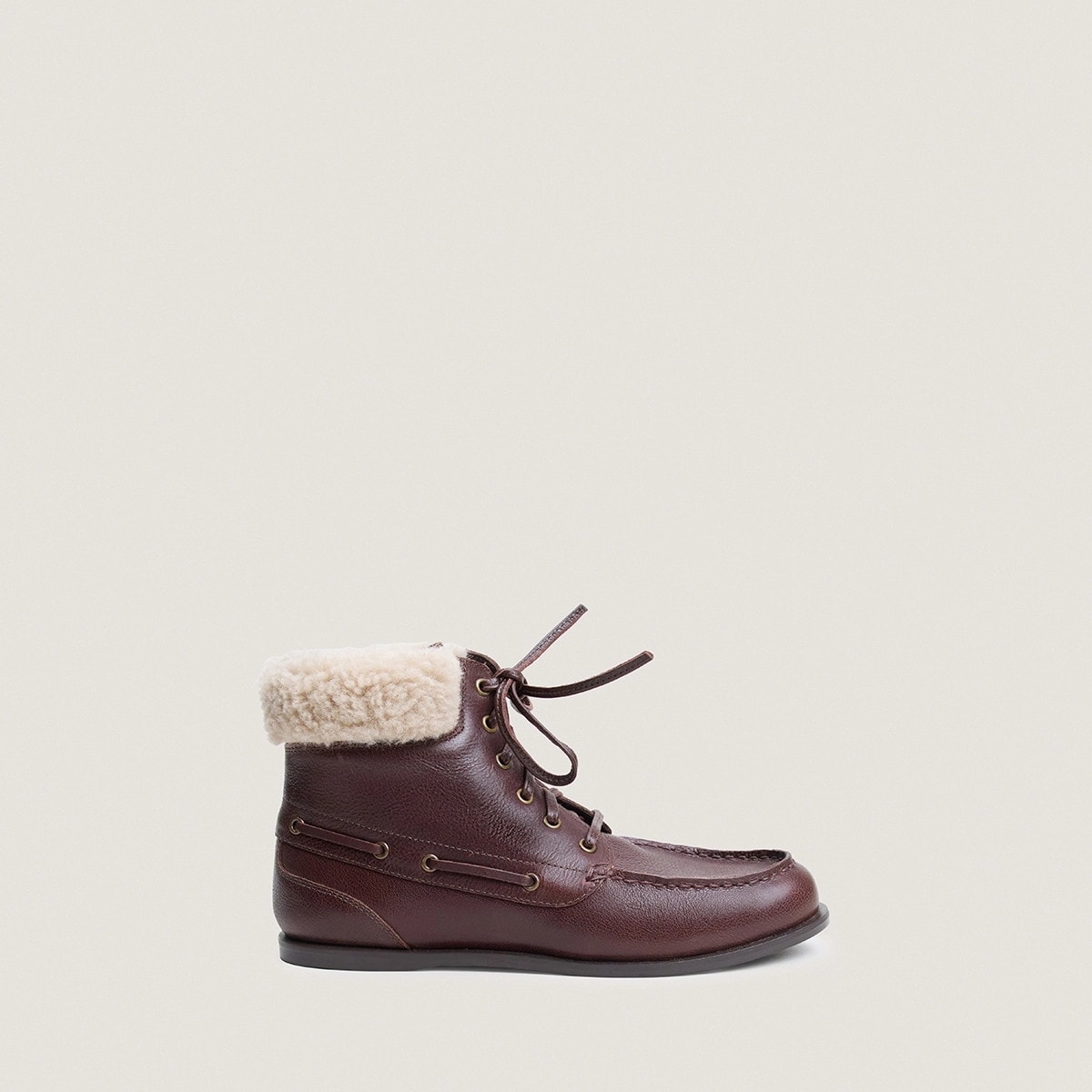 Boots à lacets en cuir grainé marron et fluffy beige